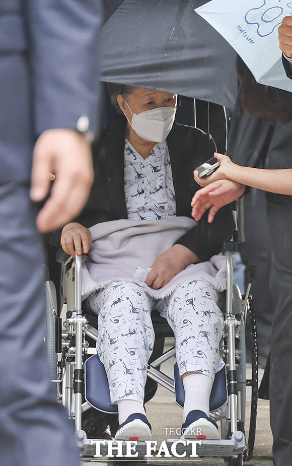 윤석열 정부와 '정교 유착' 혐의로 1심에서 징역 2년 선고 받은 한학자 통일교 총재가 31일 서울 서초구 서울중앙지방법원을 나서고 있다. /남윤호 기자