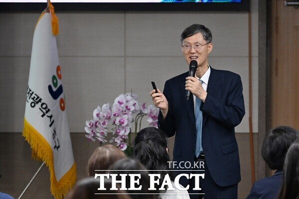 문형배 전 헌법재판관이 31일 대전시 중구청 대회의실에서 구민들을 대상으로 '호의의 선순환이 세상을 바꾼다'를 주제로 특강을 진행했다. /대전시 중구