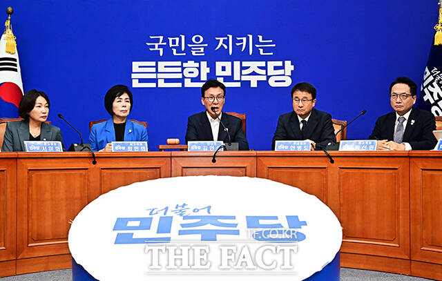 김민석 더불어민주당 대표가 31일 오전 서울 여의도 국회에서 열린 최고위원회의에 참석해 모두발언을 하고 있다. /국회=배정한 기자