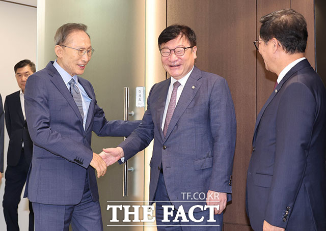 이명박 전 대통령을 예방한 정점식 국민의힘 원내대표(왼쪽)가 이 전 대통령과 대화하고 있다. /국회사진기자단