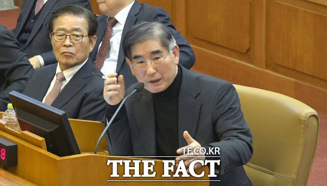 비상계엄 당시 민간인이던 노상원 전 정보사령관에게 군사기밀을 누설한 혐의로 1심에서 징역 3년을 선고받은 김용현 전 국방부 장관의 항소심 첫 공판이 1일 시작된다. /뉴시스