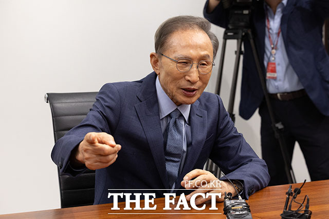 이명박 전 대통령을 예방한 정점식 국민의힘 원내대표(왼쪽)가 이 전 대통령과 대화하고 있다. /국회사진기자단