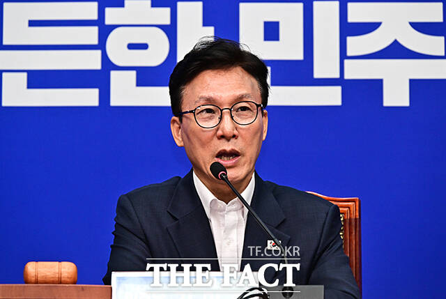 김민석 더불어민주당 대표가 31일 오전 서울 여의도 국회에서 열린 최고위원회의에 참석해 모두발언을 하고 있다. /국회=배정한 기자