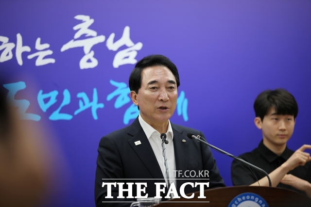 박수현 충남도지사가 31일 충남도청 프레스센터에서 열린 기자간담회에서 지천댐 건설 추진과 관련한 입장을 밝히고 있다. /노경완 기자