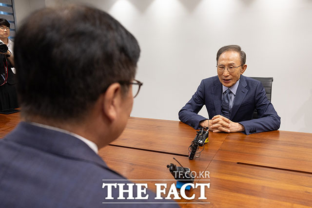 이명박 전 대통령을 예방한 정점식 국민의힘 원내대표(왼쪽)가 이 전 대통령과 대화하고 있다. /국회사진기자단