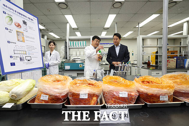 오세훈 서울시장(오른쪽)이 31일 오전 서울 서초구 보건환경연구원에서 박주성 보건환경연구원장에게 중국산 김치 관련 안전성 검사 현황에 대해 보고를 받고 있다. /박상민 기자