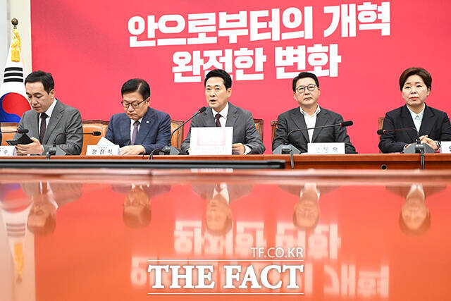 김승원 법무부 장관 후보자의 SNS 게시글을 들어보이며 발언하는 장동혁 국민의힘 대표.