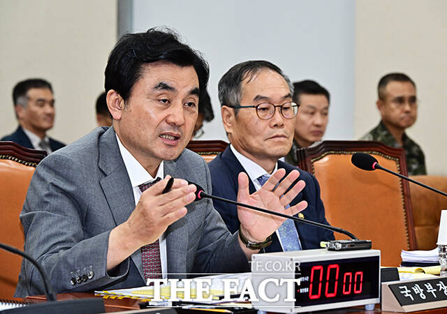 안규백 국방부 장관(오른쪽)이 31일 오후 서울 여의도 국회에서 열린 국방위원회 전체회의에 출석해 질의에 답변을 하고 있다. /국회=배정한 기자