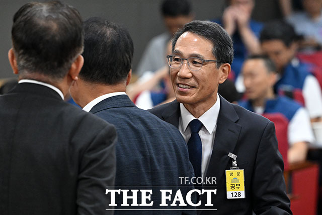 유재성 경찰청장 직무대행이 경찰의 민주적 통제 및 경찰수사 혁신 정책토론회에 참석하고 있다.