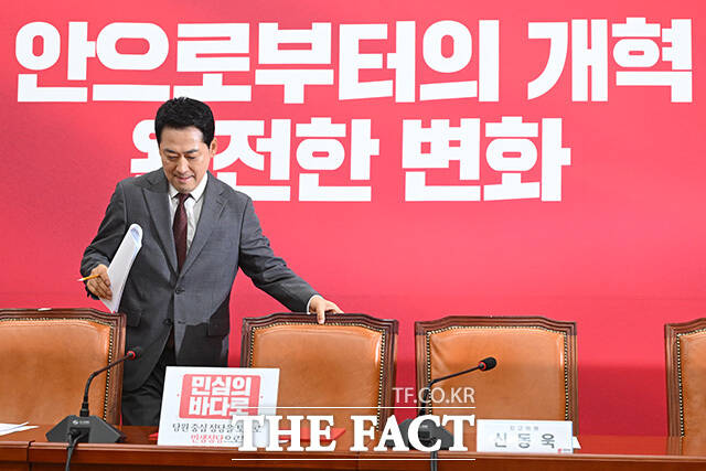 김승원 법무부 장관 후보자의 SNS 게시글을 들어보이며 발언하는 장동혁 국민의힘 대표.
