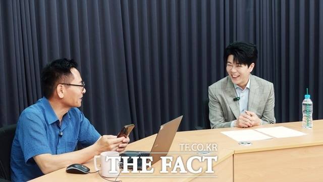 배우 고 이용주가 향년 44세로 갑작스럽게 세상을 떠났다. tvN 드라마 '푸른거탑' 동료 배우들의 추모가 이어지고 있습다. 김재우를 비롯해 백봉기, 정진욱, 김호창, 송영재, 윤진영 등 동료 배우들은 SNS를 통해 고인을 추억하며 애도의 뜻을 전했다. /tvN
