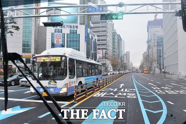 운행 중인 부산 시내버스. /더팩트 DB