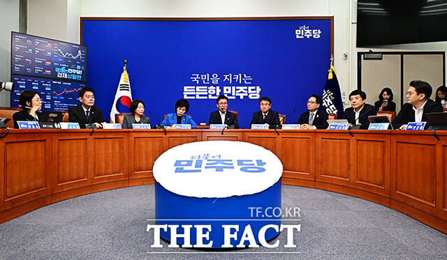 김민석 더불어민주당 대표가 31일 오전 서울 여의도 국회에서 열린 최고위원회의에 참석해 모두발언을 하고 있다. /국회=배정한 기자
