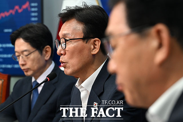 김민석 더불어민주당 대표(가운데)가 31일 오전 서울 여의도 국회에서 열린 공천혁신추진단·정당개혁추진단·개헌추진단 제1차 회의에 참석해 발언하고 있다. /국회=서예원 기자