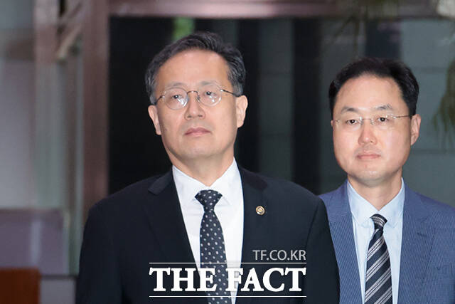 부총리 겸 재정경제부 장관에 지명된 이형일 재정경제부 1차관(가운데)이 31일 오전 서울 종로구 정부서울청사로 출근하고 있다. /임영무 기자