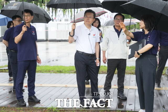 장기수 천안시장이 31일 독립기념관 일원에서 열린 '2026 천안 K-컬처 박람회' 개막 대비 최종 현장점검에서 주요 시설 안전 상태를 확인하고 있다. /천안시