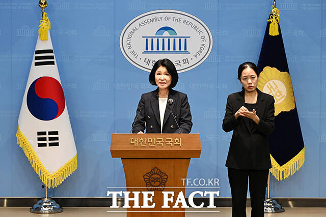 이진숙 국민의힘 의원이 31일 오후 서울 여의도 국회 소통관에서 기자회견을 열고 발언을 하고 있다. /국회=남용희 기자