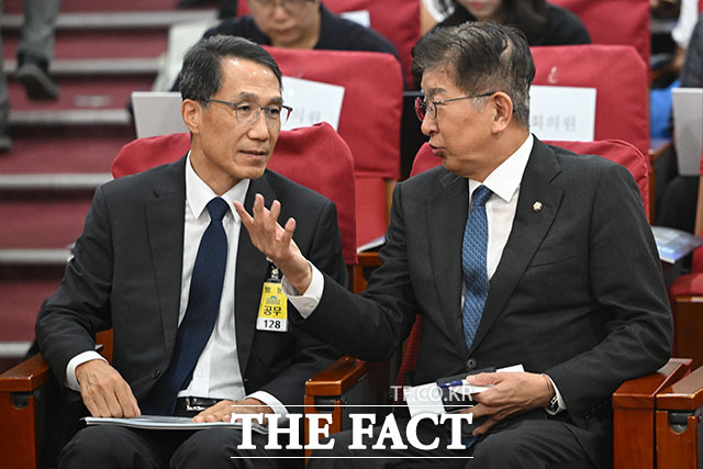 유재성 경찰청장 직무대행(왼쪽)과 이상식 더불어민주당 의원 경찰의 민주적 통제 및 경찰수사 혁신 정책토론회에 참석해 대화를 나누고 있다.