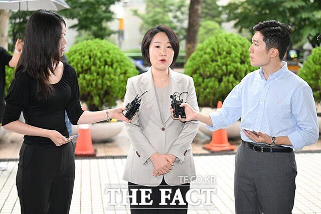 이소영 중소벤처기업부 장관 후보자가 31일 오전 서울 영등포구 중소기업기술정보진흥원 수도권업무지원실에 마련된 인사청문회 준비 사무실로 출근하며 소감을 밝히고 있다. /송호영 기자