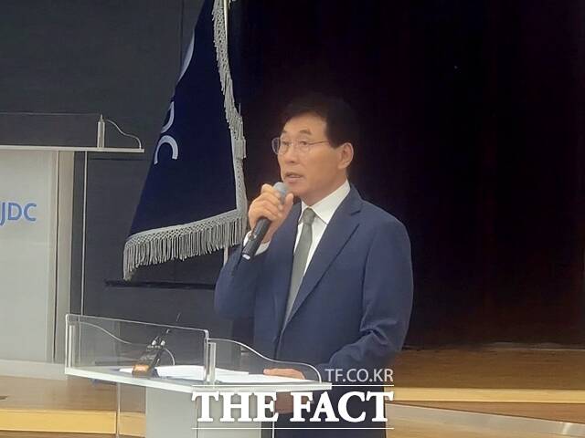 제주국제자유도시개발센터(JDC)가 장기간 묶여 있던 주요 사업에 속도를 붙이고 미래 성장동력 확장에 나선다. 송석언 JDC 이사장은 '새로운 시작, New JDC'를 내걸었다. /이중삼 기자