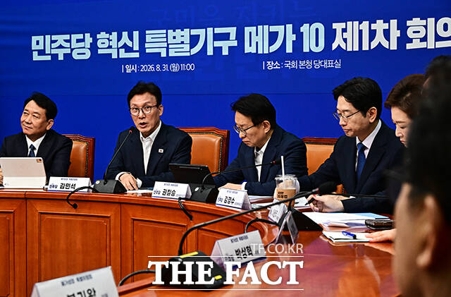 김민석 더불어민주당 대표(왼쪽 두번째)가 31일 오전 서울 여의도 국회에서 열린 메가성장 특별위원회 제1차 회의에 참석해 모두발언을 하고 있다. /국회=배정한 기자