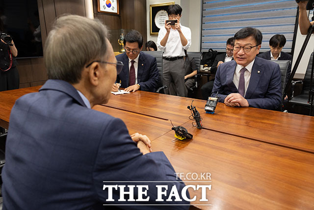 이명박 전 대통령을 예방한 정점식 국민의힘 원내대표(왼쪽)가 이 전 대통령과 대화하고 있다. /국회사진기자단