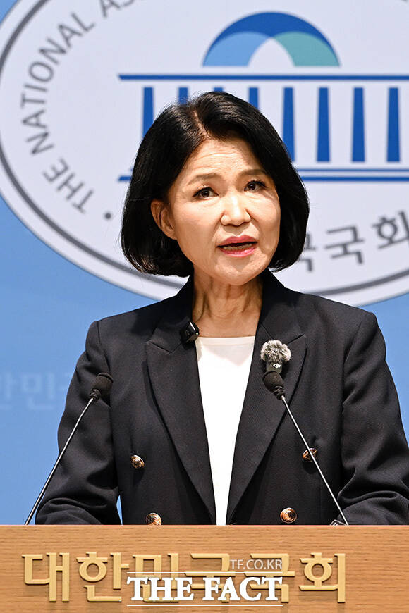 이진숙 국민의힘 의원이 31일 오후 서울 여의도 국회 소통관에서 기자회견을 열고 발언을 하고 있다. /국회=남용희 기자