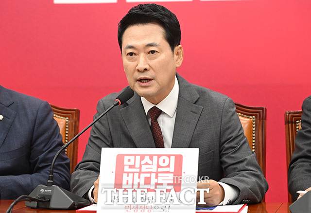 김승원 법무부 장관 후보자의 SNS 게시글을 들어보이며 발언하는 장동혁 국민의힘 대표.