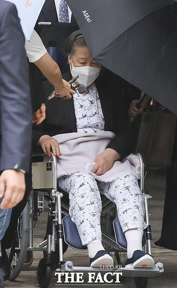윤석열 정부와 '정교 유착' 혐의로 1심에서 징역 2년 선고 받은 한학자 통일교 총재가 31일 서울 서초구 서울중앙지방법원을 나서고 있다. /남윤호 기자
