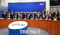  기념 촬영하는 메가성장 특별위원회 [포토]