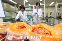  포름알데히드 검출 여부 확인하는 연구원들 [포토]