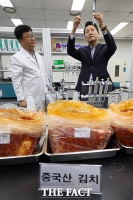  '중국산 배추김치' 검사 현장 살피는 오세훈 서울시장 [포토]