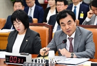  퇴임 앞둔 안규백 장관 