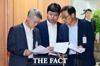  회의 자료 검토하는 민형배 전남광주통합특별시장 [포토]