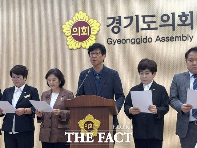 1일 경기도의회 3층 기자회견실에서 국중범 교육기획위원장이 기자회견을 하고 있다. /김선우 기자