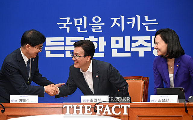 김민석 더불어민주당 대표가 경찰개혁추진단 1차 회의에서 발언을 하고 있다. 왼쪽부터 이해식 경찰개혁추진단 공동단장과 김 대표, 김남희 경찰개혁추진단 공동단장.