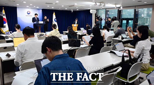 최교진 교육부 장관이 1일 오후 서울 종로구 정부서울청사에서 거점국립대 패키지 지원대학 선정 결과를 발표하고 있다. /임영무 기자