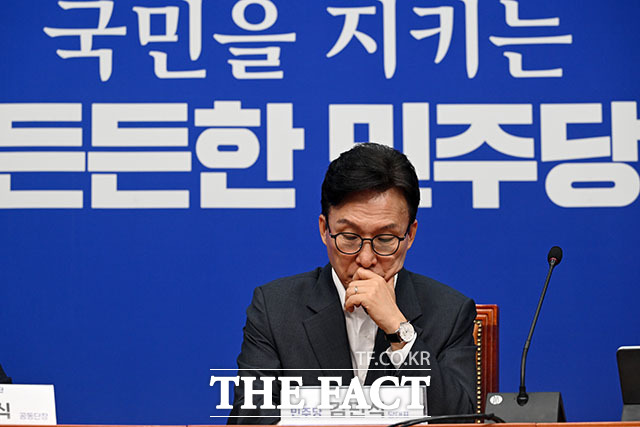김민석 더불어민주당 대표가 경찰개혁추진단 1차 회의에서 발언을 하고 있다. 왼쪽부터 이해식 경찰개혁추진단 공동단장과 김 대표, 김남희 경찰개혁추진단 공동단장.