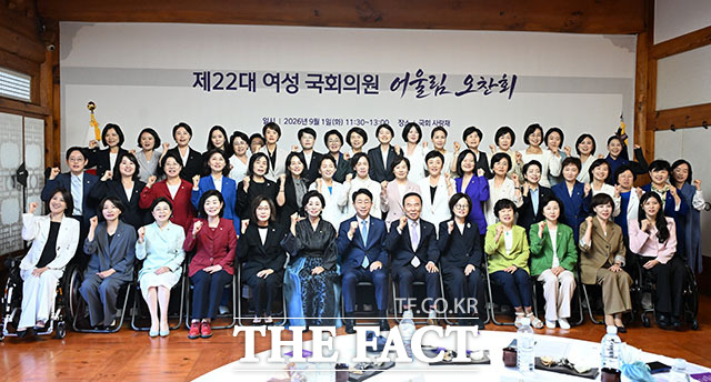 조정식 국회의장(앞줄 가운데)과 남인순·박덕흠 국회부의장을 비롯한 여성 국회의원들이 1일 오전 서울 여의도 국회 사랑재에서 열린 제22대 여성 국회의원 어울림 오찬회에서 기념 촬영을 하고 있다. /국회=서예원 기자