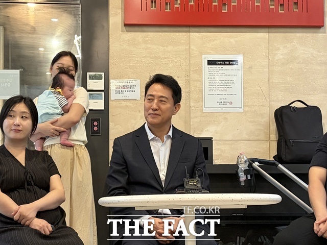 오세훈 서울시장이 1일 서울 송파구 신천동 잠실르엘 미리내집을 방문해 입주자들과 대화를 나누고 있다. /공미나 기자