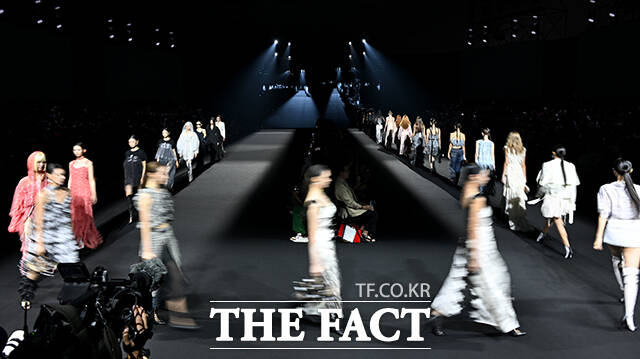 1일 오후 서울 중구 동대문디자인플라자(DDP)에서 2027 S/S 서울패션위크(Seoul Fashion Week)가 열린 가운데 '두칸'의 모델들이 쇼에 올라 런웨이를 장식하고 있다. /박상민 기자