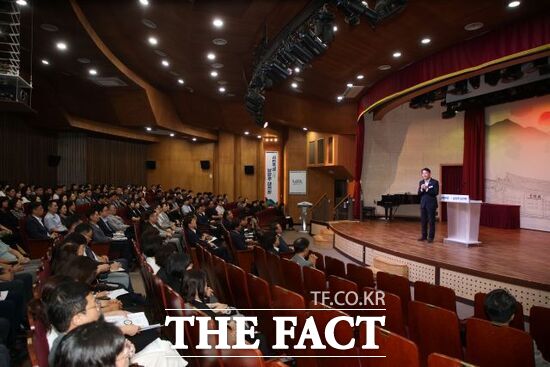 최현덕 경기 남양주시장이 1일 시청 다산홀에서 열린 민선9기 첫 월례조회 자리에서 '원팀 행정'을 강조하고 있다. /남양주시