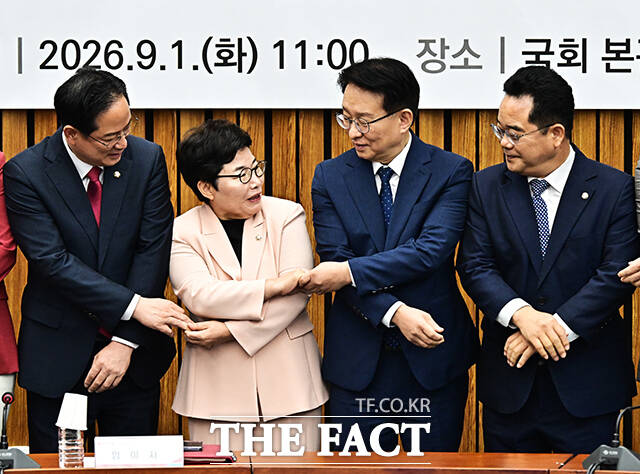 대화 나누는 임이자 국민의힘 정책위의장(왼쪽 두번째)과 권칠승 더불어민주당 정책위의장(왼쪽 세번째).
