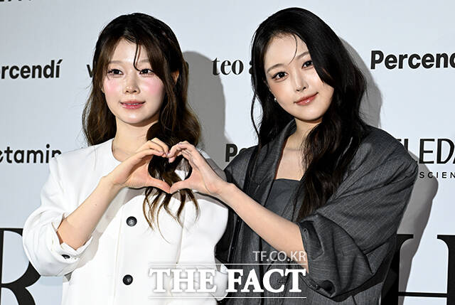 그룹 세이마이네임 도희(왼쪽), 소하가 1일 오전 서울 중구 동대문디자인플라자(DDP)에서 열린 2027 S/S 서울패션위크 리이 포토월 행사에 참석해 포즈를 취하고 있다. /박상민 기자