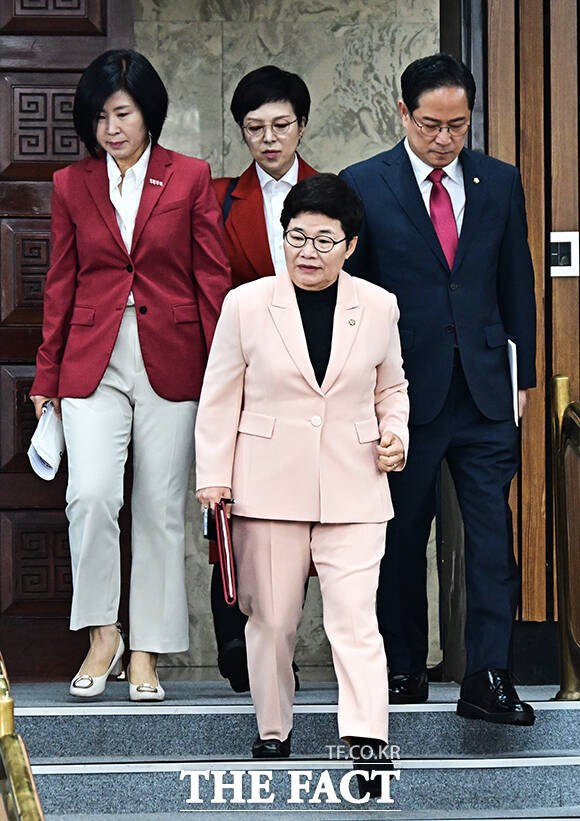 회의장 들어서는 임이자 국민의힘 정책위의장.