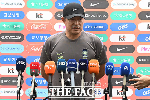이민성 아시안게임 축구대표팀 감독이 1일 오후 충남 천안시 서북구 코리아풋볼파크에서 열린 '2026 아이치·나고야 아시안게임 남자 축구대표팀 소집훈련'에 앞서 취재진의 질문에 답하고 있다. /천안=김성렬 기자
