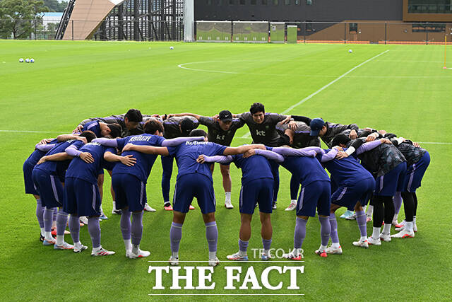 훈련하는 선수들 바라보는 이민성 아시안게임 축구대표팀 감독(왼쪽 두번째).