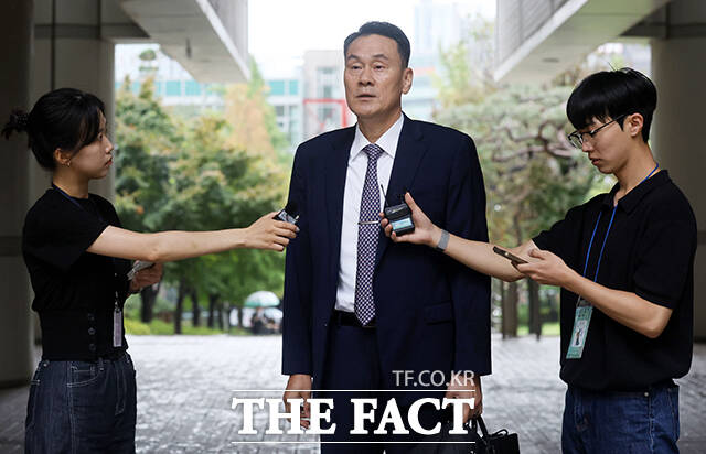 김명수 전 합동참모본부 의장이 1일 서울 서초구 서울중앙지방법원에서 열린 ‘내란중요임무종사 등 혐의’ 1차 공판에 출석하며 취재진의 질문에 답하고 있다. /남윤호 기자
