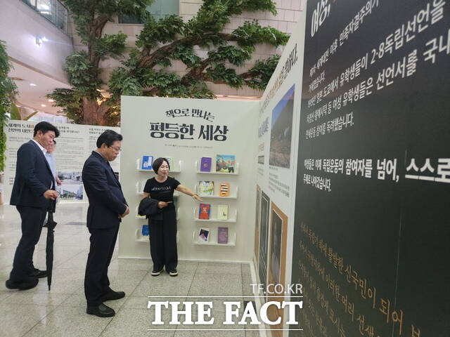 장기수 천안시장이 천안시청 로비홀에서 열린 양성평등주간 기념 전시회 평등을 잇다, 내일을 열다를 찾아 전시물을 둘러보고 있다. /정효기 기자