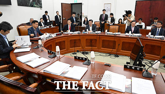 이양수 국회 정보위원회 위원장이 1일 오전 서울 여의도 국회에서 열린 정보위원회 전체회의에 참석해 안건을 상정하고 있다. /국회사진기자단